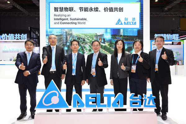 臺達副總裁暨首席可持續(xù)發(fā)展官周志宏先生（中）、中達電通總經(jīng)理宮鴻華先生（左三）、臺達中國可持續(xù)發(fā)展委員會主席吳美慧女士（右三）等多位主管參與進博會，共襄盛舉。