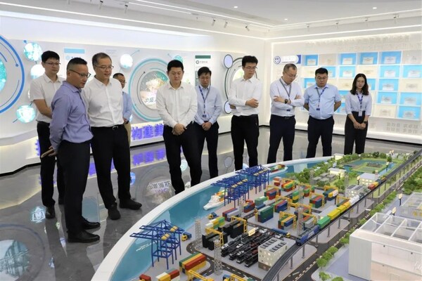 浪潮信息攜手新會中集，以預制化AIDC助力出?？蛻羲懔? /></p><br/><p><span></span></p>  <p><b>中集集裝箱集團總裁助理、新會中集總經(jīng)理戴志前</b>表示，新會中集將發(fā)揮在特種運輸設(shè)備設(shè)計和制造領(lǐng)域的領(lǐng)先優(yōu)勢，利用其豐富的運輸交付經(jīng)驗和技術(shù)積累，推動集裝箱產(chǎn)品向"安全、綠色、智能、環(huán)保"的方向發(fā)展。浪潮信息作為全球領(lǐng)先的IT基礎(chǔ)設(shè)施產(chǎn)品、方案和服務(wù)供應商，將在云數(shù)據(jù)中心、預制模塊化智算中心等整體方案層面提供專業(yè)化支持。雙方具有廣闊的合作前景，將共同推動新一代預制化AIDC的快速上線和全周期綠色低碳，實現(xiàn)預制化AIDC在全球的交付落地。</p>  <p><b>浪潮信息總經(jīng)理助理、服務(wù)器產(chǎn)品線總經(jīng)理趙帥</b>表示，面對AI算力需求激增，浪潮信息提供業(yè)內(nèi)領(lǐng)先的智算中心基礎(chǔ)設(shè)施及關(guān)鍵冷卻 (AI Datacenter Facility and Critical Cooling) 的產(chǎn)品與方案，基于"元腦生態(tài)體系"，與新會中集共同服務(wù)全球客戶，尤其是出?？蛻舻男枨?，打造預制模塊化智算中心解決方案，實現(xiàn)新一代預制化AIDC的快速建設(shè)與規(guī)?；茝V，為全球企業(yè)數(shù)智化轉(zhuǎn)型注入新動力。</p>  <p>新會中集與浪潮信息的戰(zhàn)略合作不僅是企業(yè)間的一次重要攜手，更為跨區(qū)域協(xié)同提供了新的案例和啟示。在全球人工智能技術(shù)飛速發(fā)展的大背景下，此次戰(zhàn)略合作協(xié)議的簽署，將推動雙方在預制模塊化數(shù)據(jù)中心和智算中心等關(guān)鍵領(lǐng)域的快速合作發(fā)展，共同打造創(chuàng)新的預制化AIDC解決方案，滿足新一代智算中心快速上線、高效節(jié)能、靈活部署的剛性需求，為AI技術(shù)創(chuàng)新與場景應用構(gòu)筑堅實的算力底座，打造算力基建新速度，推動全球人工智能產(chǎn)業(yè)加速發(fā)展。</p>  <div   id=