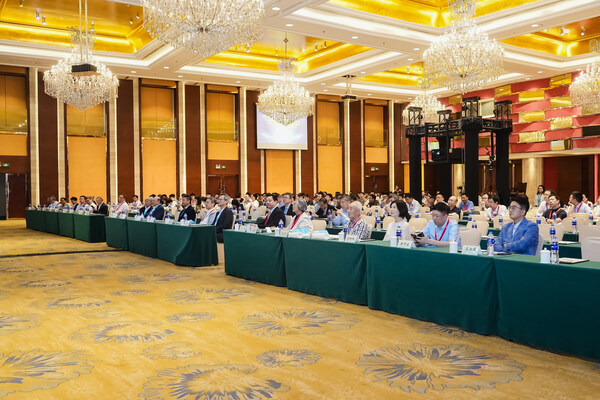 400多位專家與師生圍繞電力電子技術(shù)基礎(chǔ)研究、新型電力系統(tǒng)的發(fā)展與挑戰(zhàn)等主題展開(kāi)探討。