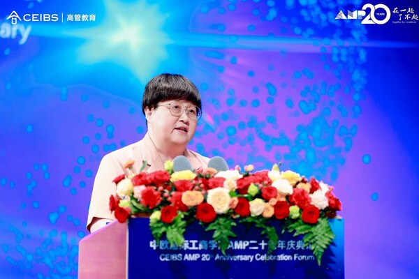 中歐國際工商學院院長、管理學教授、橫店集團管理學教席教授汪泓做開幕致辭