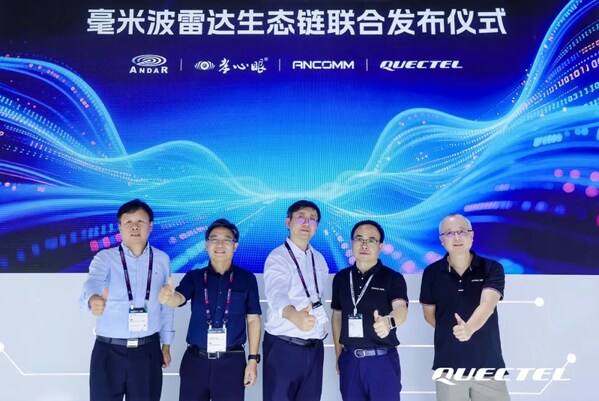 移遠(yuǎn)通信汽車前裝事業(yè)部總經(jīng)理王敏（右二）、杭州岸達(dá)科技副總裁王書楠（左三）、上海點(diǎn)藝CEO張望堅(jiān)（左二）、恩通達(dá)總經(jīng)理黃磊（左一）、移遠(yuǎn)通信產(chǎn)品經(jīng)理張磊（右一）