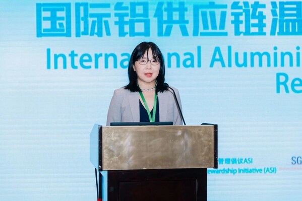 SGS管理與保證事業(yè)群可持續(xù)發(fā)展及供應(yīng)鏈服務(wù)副總監(jiān)李蕾女士在國(guó)際鋁供應(yīng)鏈溫室氣體排放核算與減排路徑交流會(huì)上進(jìn)行開幕致辭