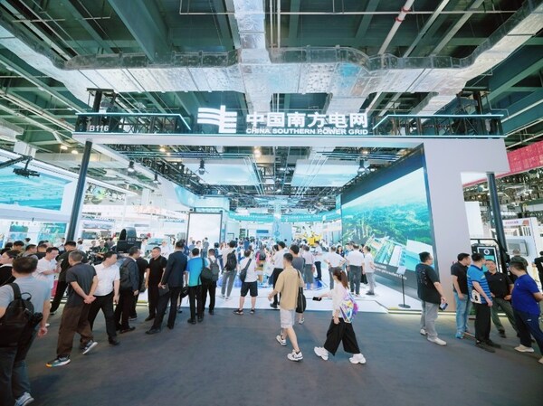 南方電網(wǎng)公司展廳人潮涌動(dòng)，迎來(lái)高峰