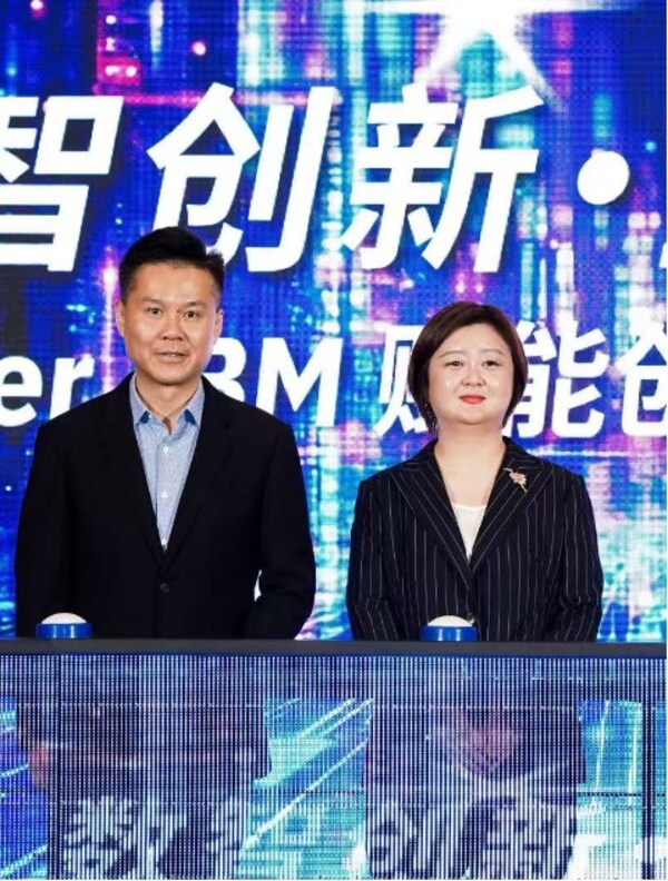 IBM大中華區(qū)董事長(zhǎng)、總經(jīng)理陳旭東（左）X-Power總經(jīng)理兼蘇州環(huán)球科技總經(jīng)理黃雅丹（右)