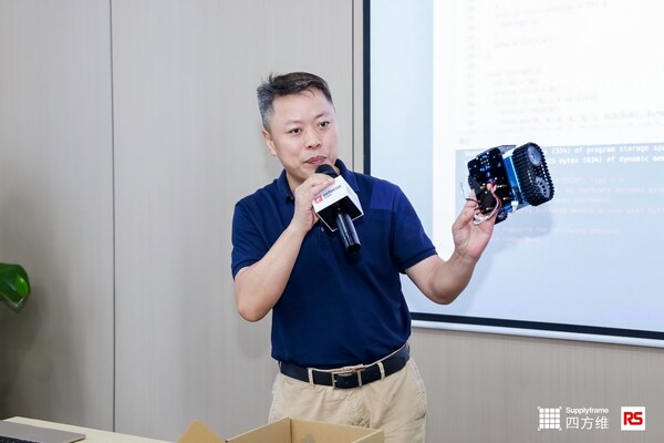 圖 | 行業(yè)專家、深圳市科易互動(dòng)機(jī)器人有限公司負(fù)責(zé)人左克儉現(xiàn)場演示